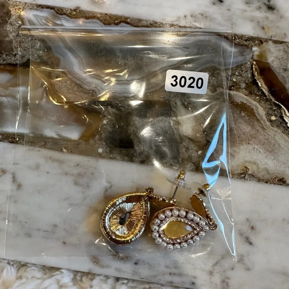 3020 Chic Teardrop Pearl and Gold Earrings
